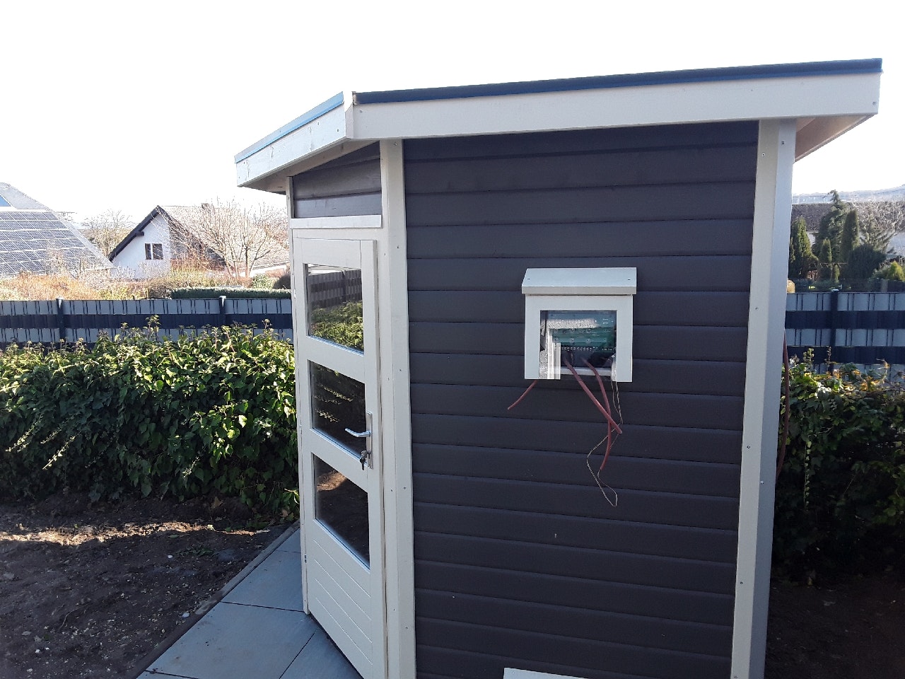 Von einem Kunden aufgenommenes Foto von Karibu Gartensauna Pultdach Saunahaus Pekka mit Eckeinstieg terragrau inkl. 9-teiligem gratis Zubehörpaket Von einem Kunden aufgenommenes Foto von Karibu Gartensauna Pultdach Saunahaus Pekka mit Eckeinstieg terragrau inkl. 9-teiligem gratis Zubehörpaket