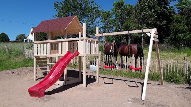 Von einem Kunden aufgenommenes Foto von Akubi Kinderspielturm Danny mit Satteldach inkl. Wellenrutsche, Doppelschaukelanbau, Anbauplattform und Kletterwand inkl. gratis Zubehörset