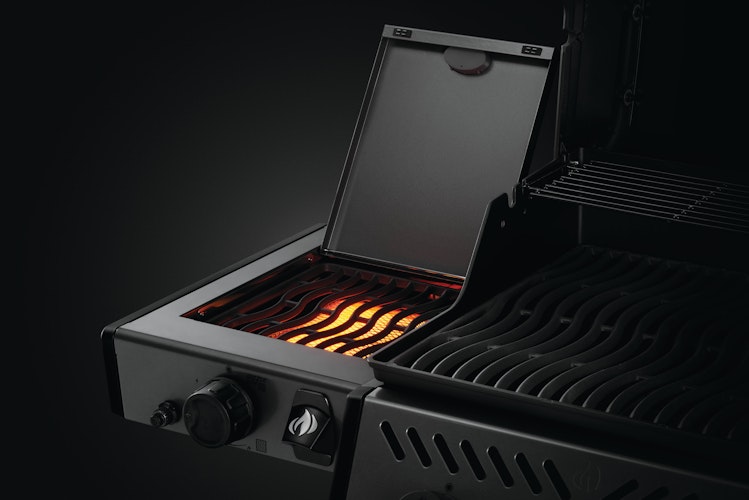 NAPOLEON Gasgrill FREESTYLE 365, 3 Hauptbrenner, SIZZLE ZONE Seitenbrenner und Tür, Graphit - Modell 2024