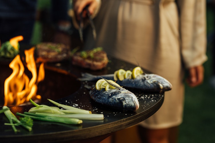 OFYR Plancha Grill Island Black 85 Teakholz