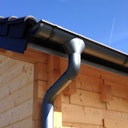 Metall Dachrinnenset für Weka Blockbohlenhaus Bornholm mit Kunststofffallrohr(en)