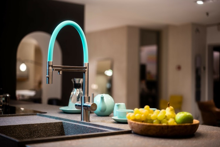 5 Wege Wasserhahn Küchenarmatur, Edelstahl Massiv mit 360° schwenkbarem Auslauf, abnehmbare 2 strahl Handbrause, Gebürstet / Türkis