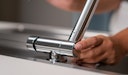 Wasserhahn Vorfenster Küchenarmatur, Umklappbar 4,5 CM, mit 360° schwenkbarem L-Auslauf, Verchromt / Schwarz Granit