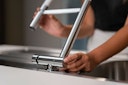 Wasserhahn Vorfenster Küchenarmatur, Umklappbar 4,5 CM, mit 360° schwenkbarem Auslauf, abnehmbare 2 strahl Handbrause, Verchromt / Blau