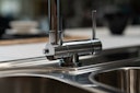 Wasserhahn Vorfenster Küchenarmatur, Umklappbar 4,5 CM, mit 360° schwenkbarem Auslauf, abnehmbare 2 strahl Handbrause, Verchromt / Blau