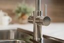 5 Wege Wasserhahn Küchenarmatur, Edelstahl Massiv mit 360° schwenkbarem N-Auslauf, Gebürstet