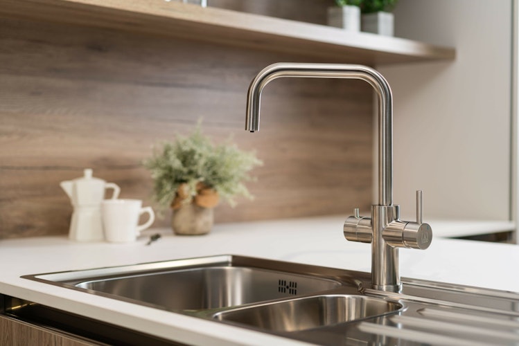 5 Wege Wasserhahn Küchenarmatur, Edelstahl Massiv mit 360° schwenkbarem N-Auslauf, Gebürstet