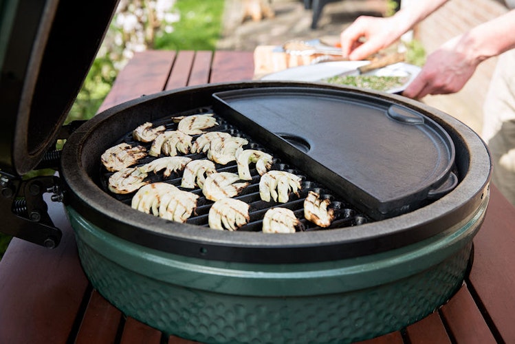 Big Green Egg Halbrunde Grillplatte aus Gusseisen für LARGE Bild