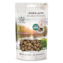 Vorschaubild WILDES LAND Katze 50g Knabberkissen Huhn und Lachs Bild